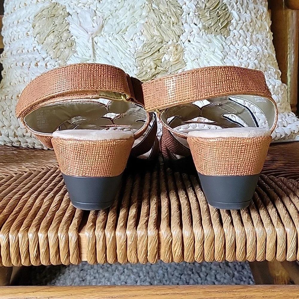 NWOT,  Soft Style Patsie, sandals, size  7.5 narrow, bronze